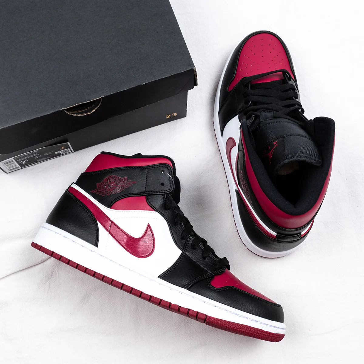 Air Jordan 1 Mid ‘Noble Red’ 554724-066