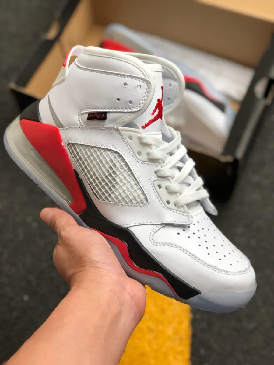 Jordan Mars 270 Fire Red CD7070-100
